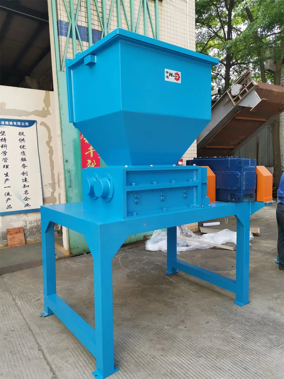 雙(shuang)軸(zhou)撕碎(sui)機(ji)