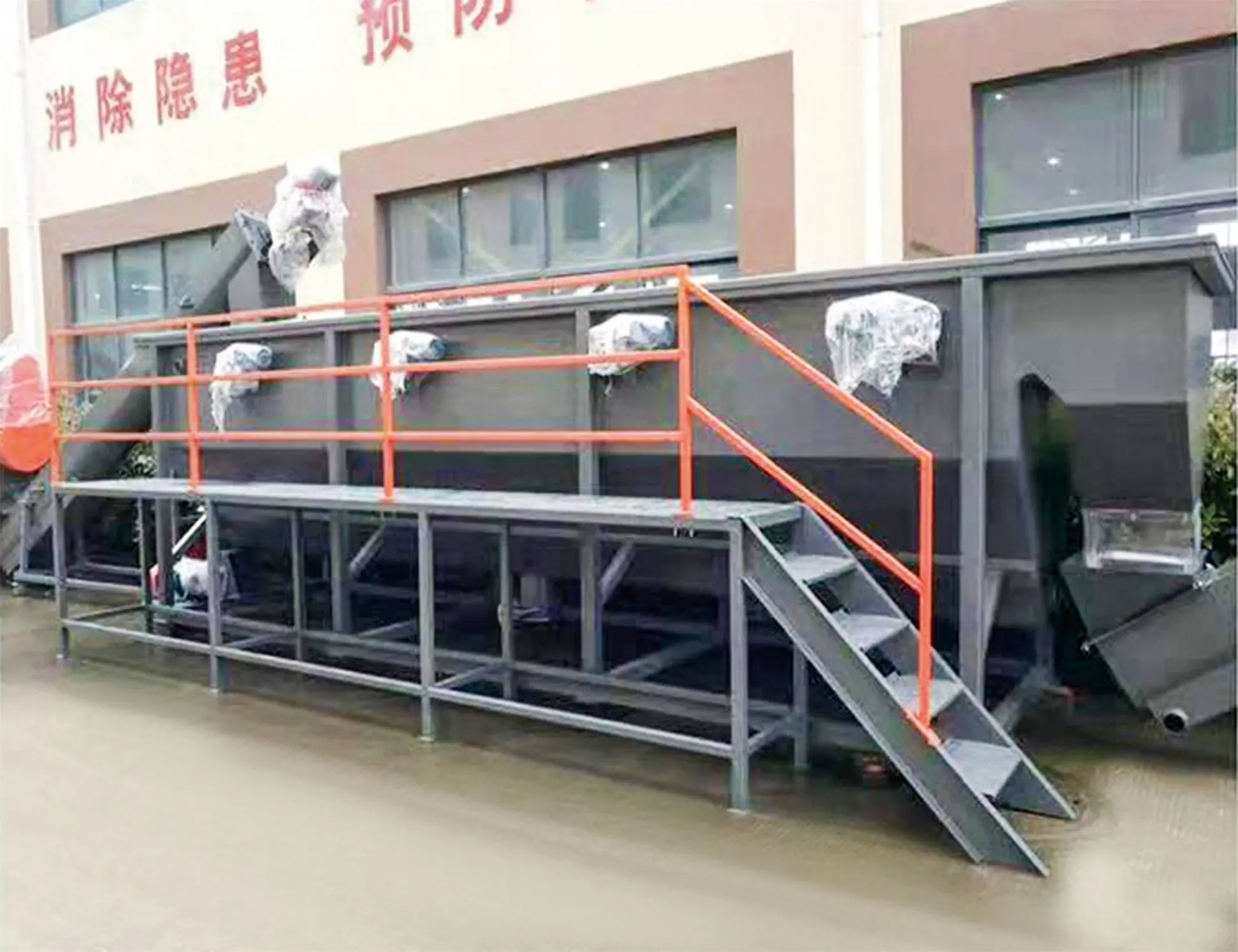 廢(fei)舊塑料破碎(sui)清洗線(xian)